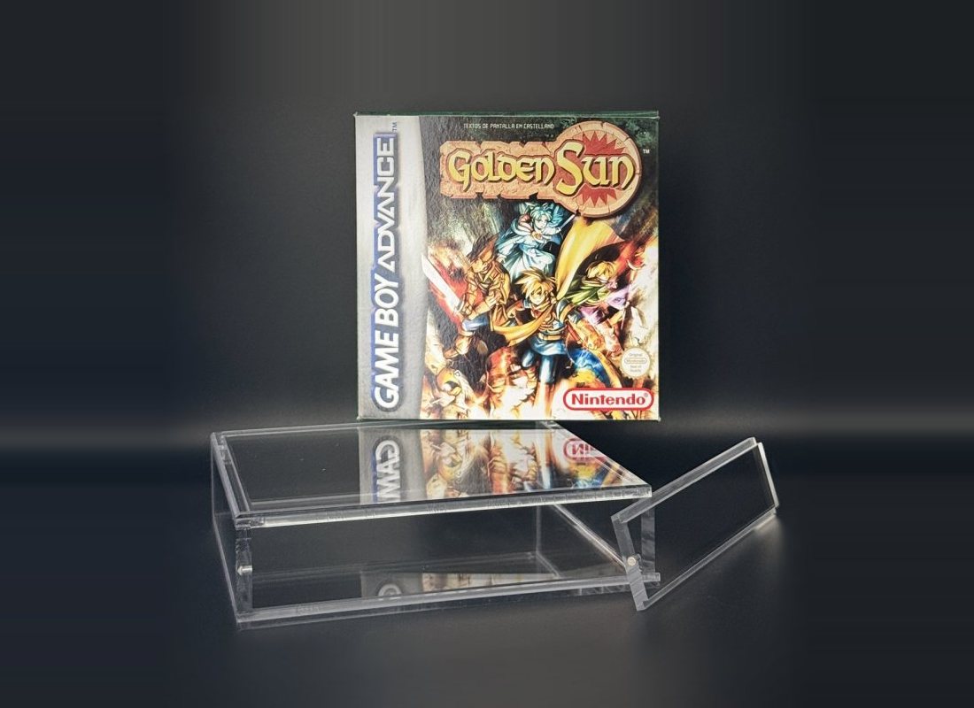 Protector abierto con la tapa deslizante junto a un juego de Game Boy Advance